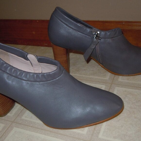 CLARKS ‘GRACE LOLA’ DK GRAY LEATHER BOOTIES HEELS SIZE 9 ½ EXC COND IN BOX - Picture 2 of 8